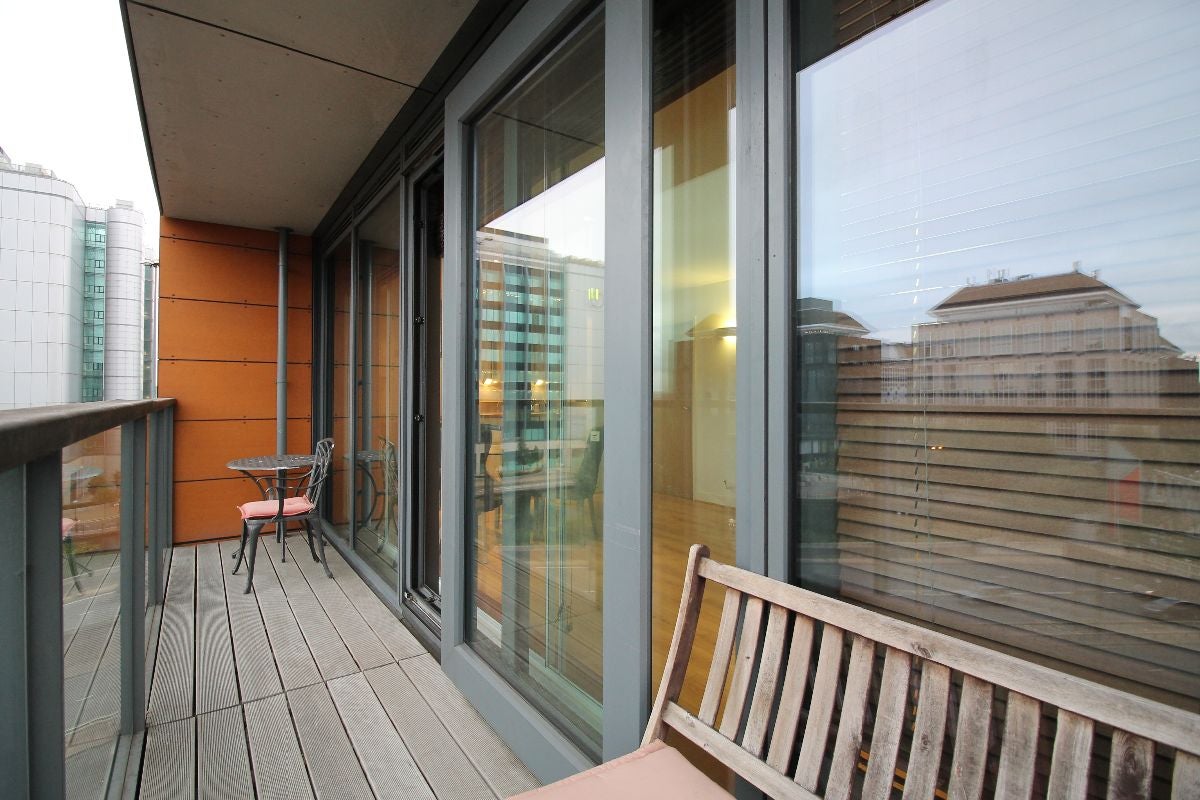Flat Blackwall Way in Greater London