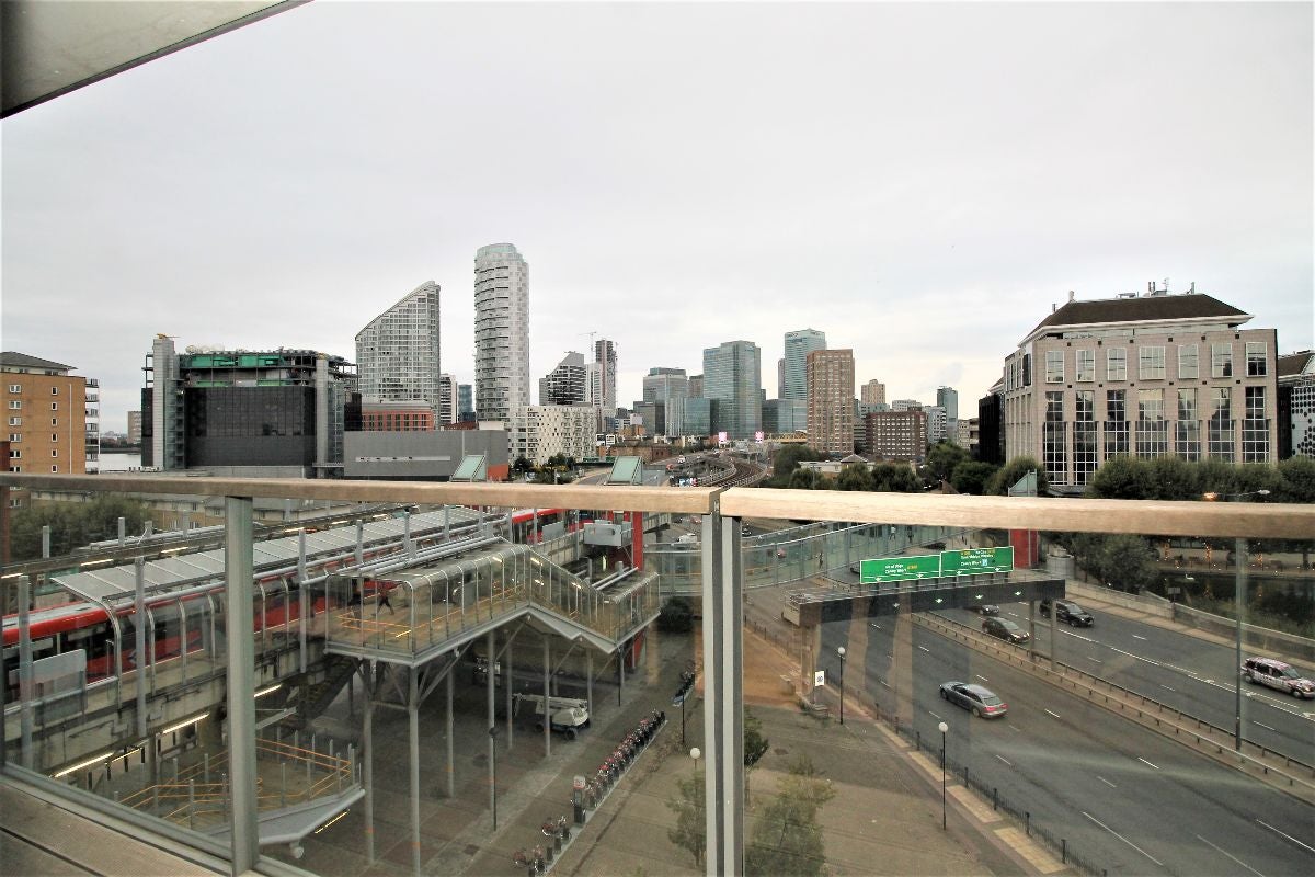 Flat Blackwall Way in Greater London