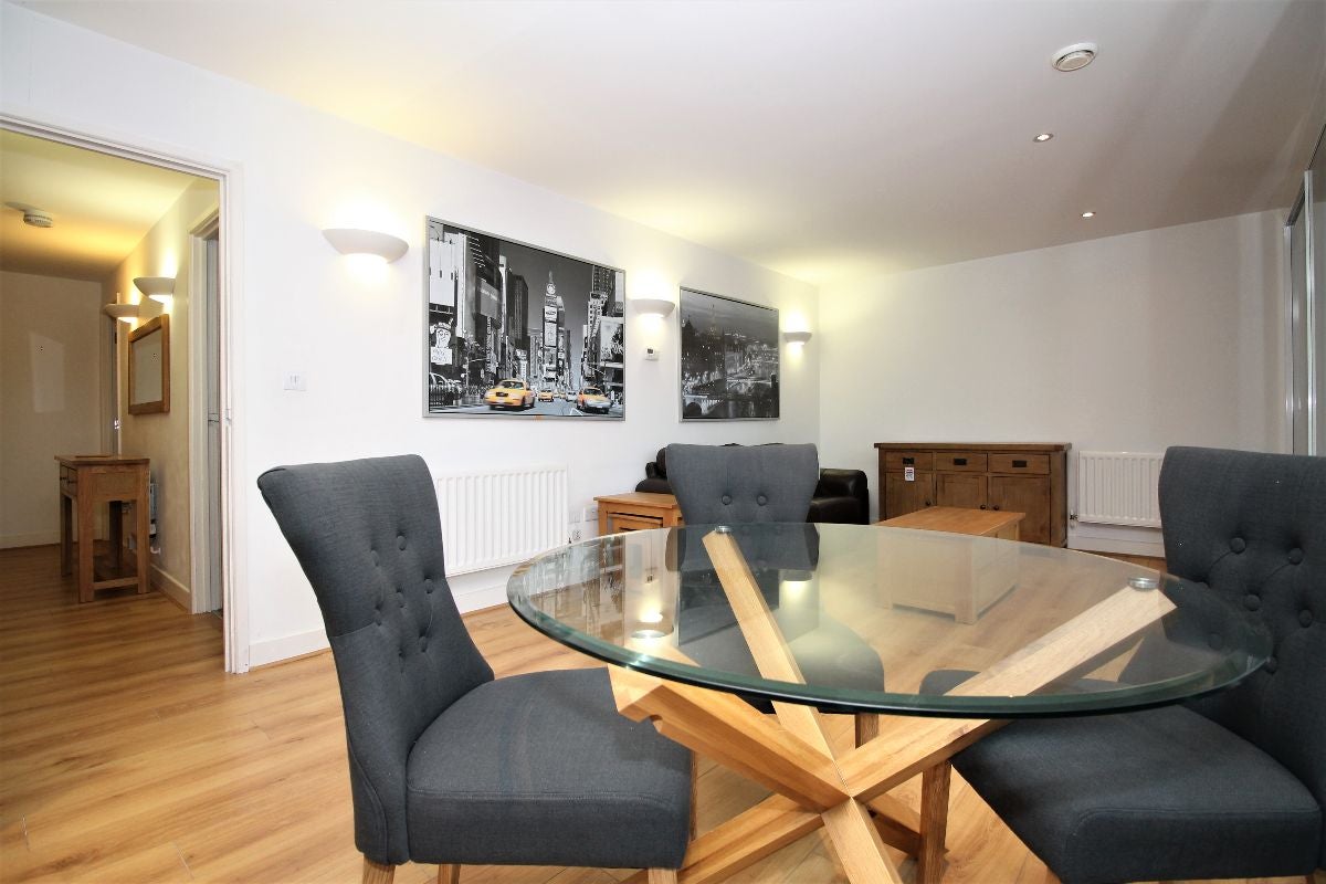 Flat Blackwall Way in Greater London
