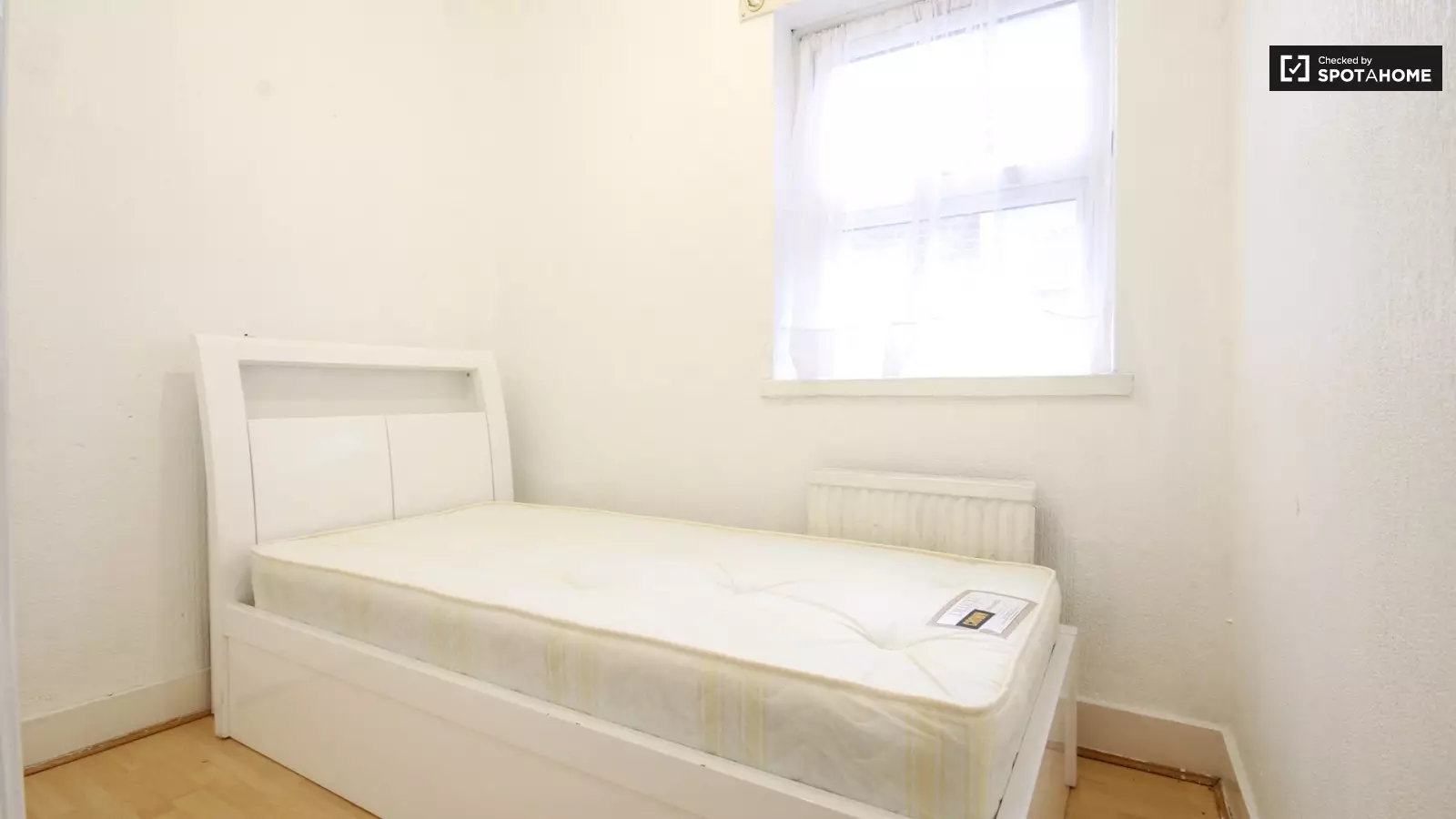 Room Drayton Road in Greater London