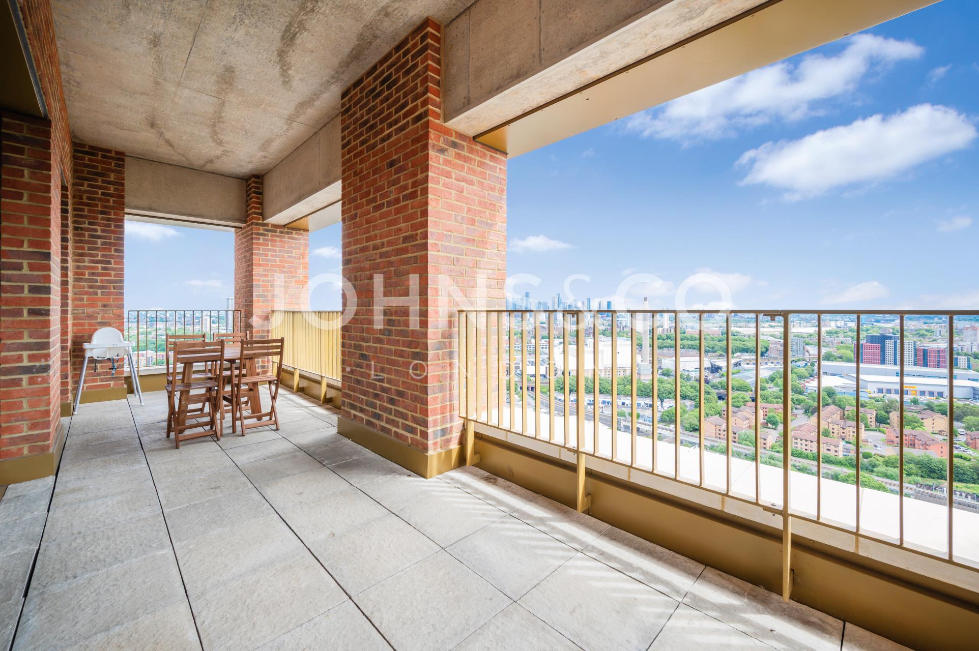 Flat Ilderton Road in Greater London