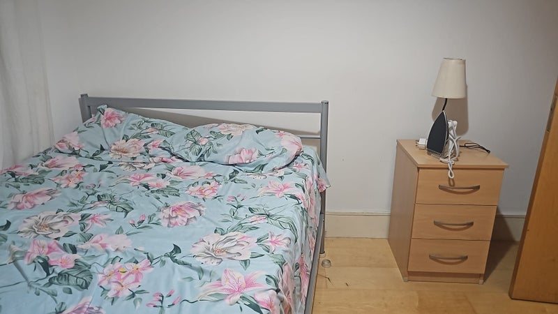 Room Oaks Square in Epsom and Ewell