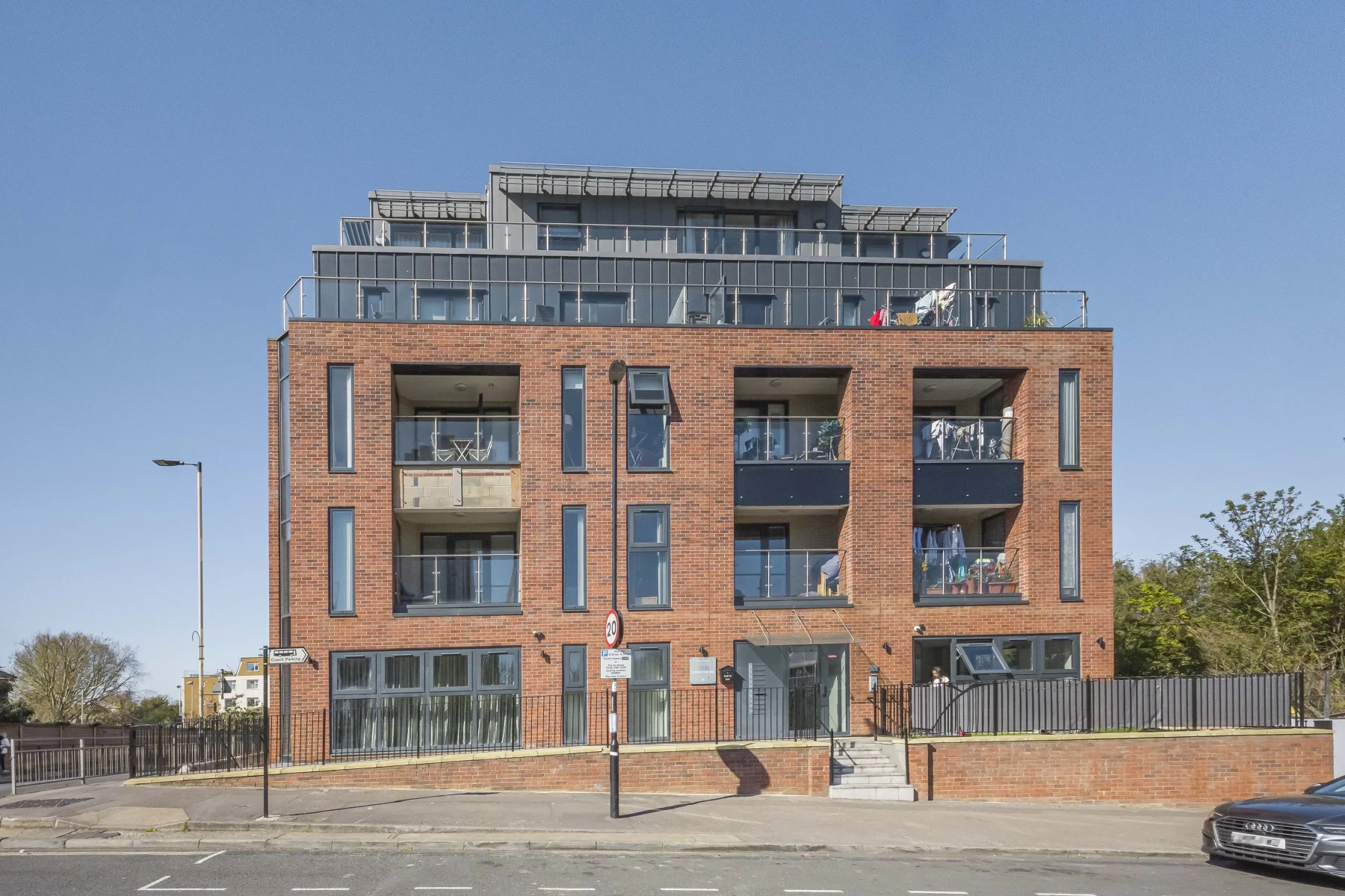 Flat Ilderton Road in Greater London