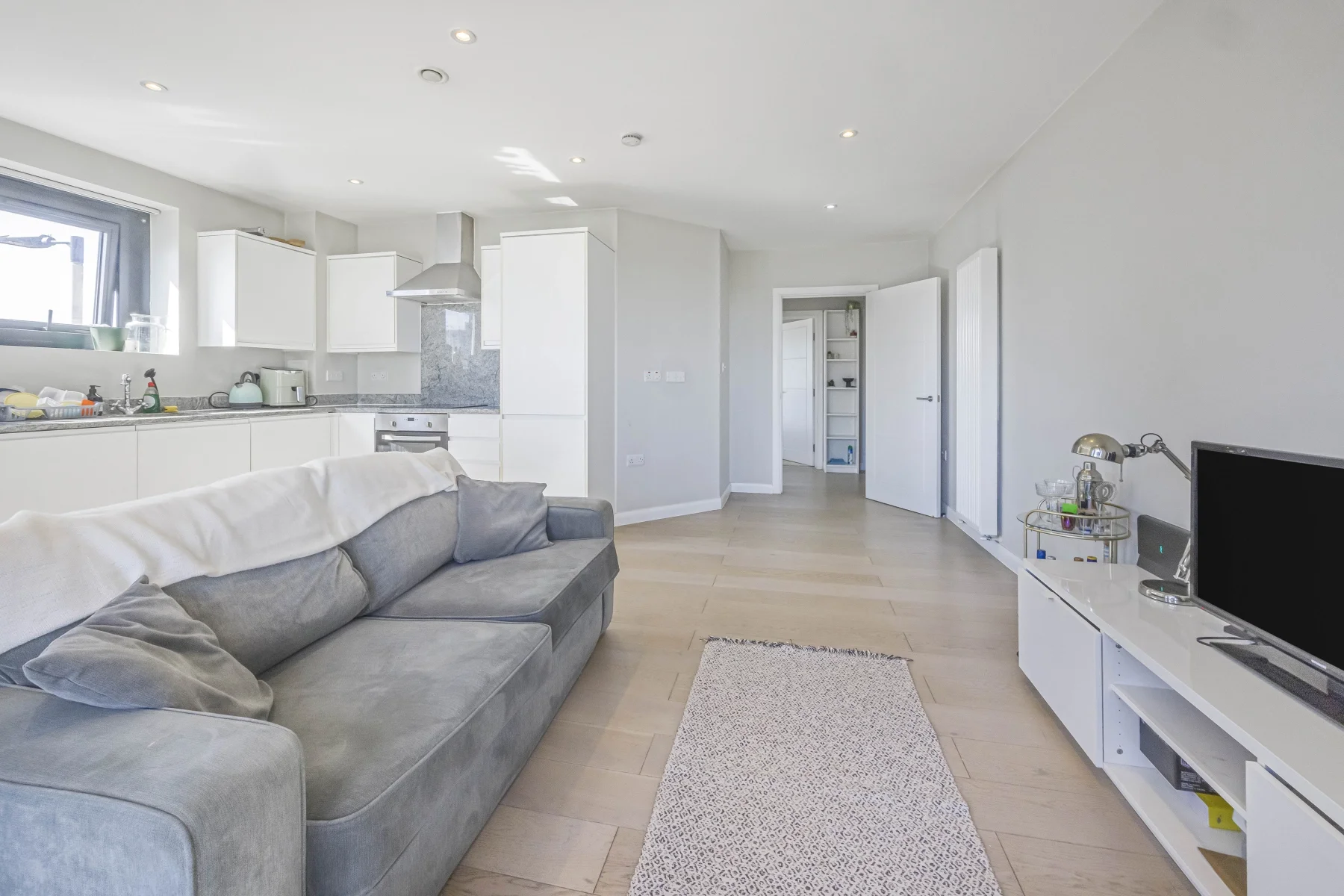 Flat Ilderton Road in Greater London
