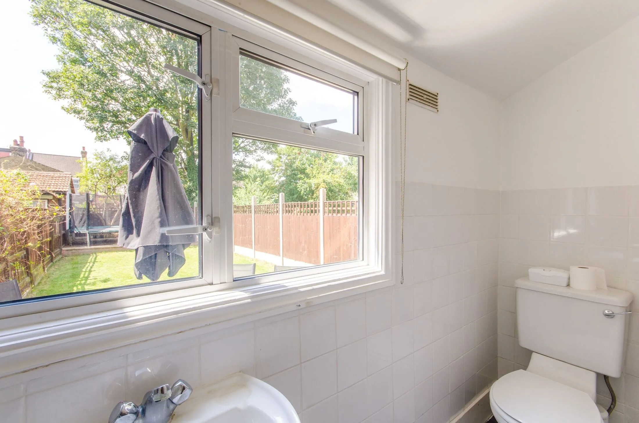 Flat Hawbridge Road in Greater London