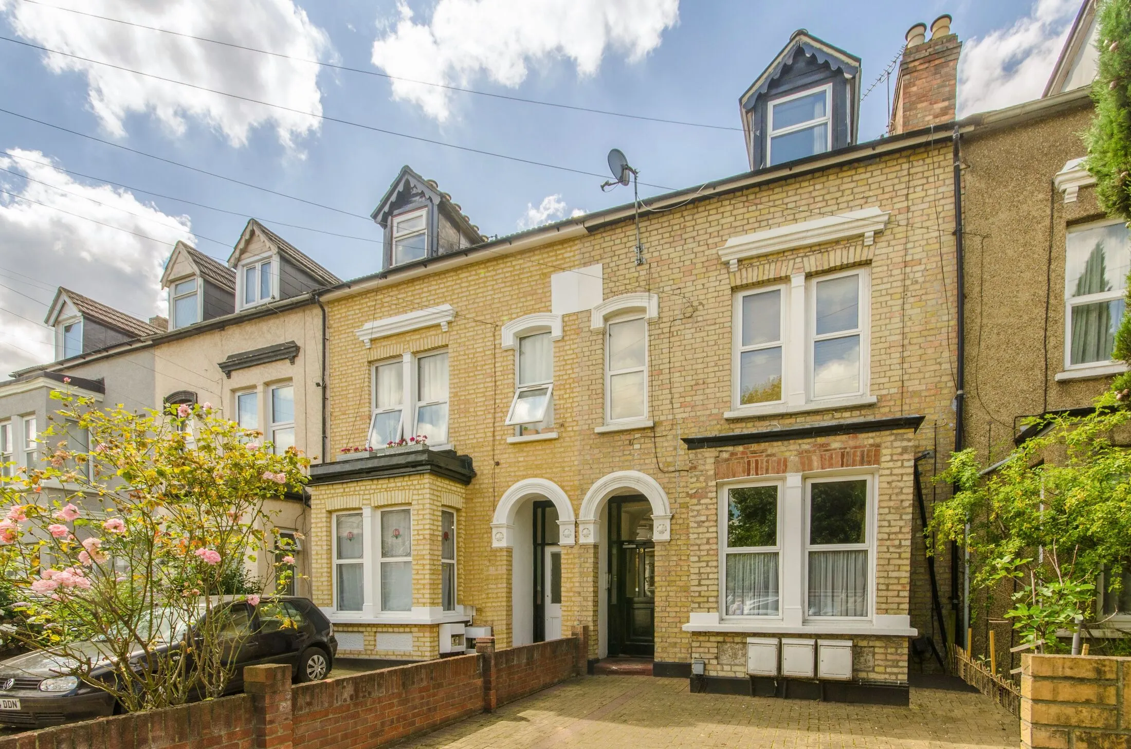 Flat Hawbridge Road in Greater London