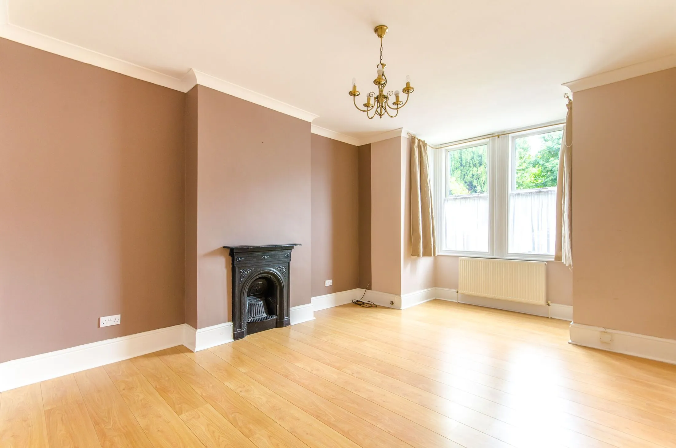 Flat Hawbridge Road in Greater London