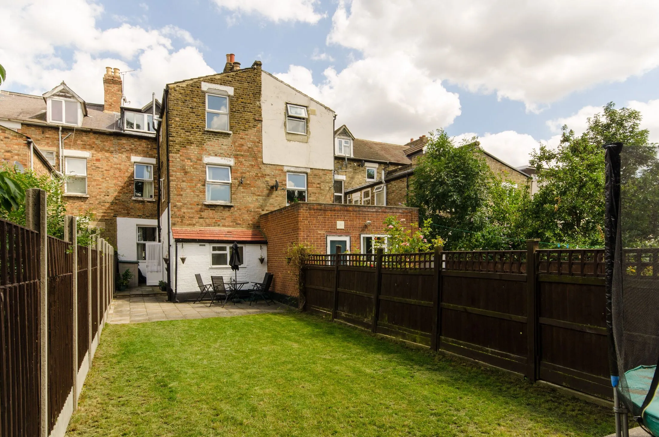 Flat Hawbridge Road in Greater London