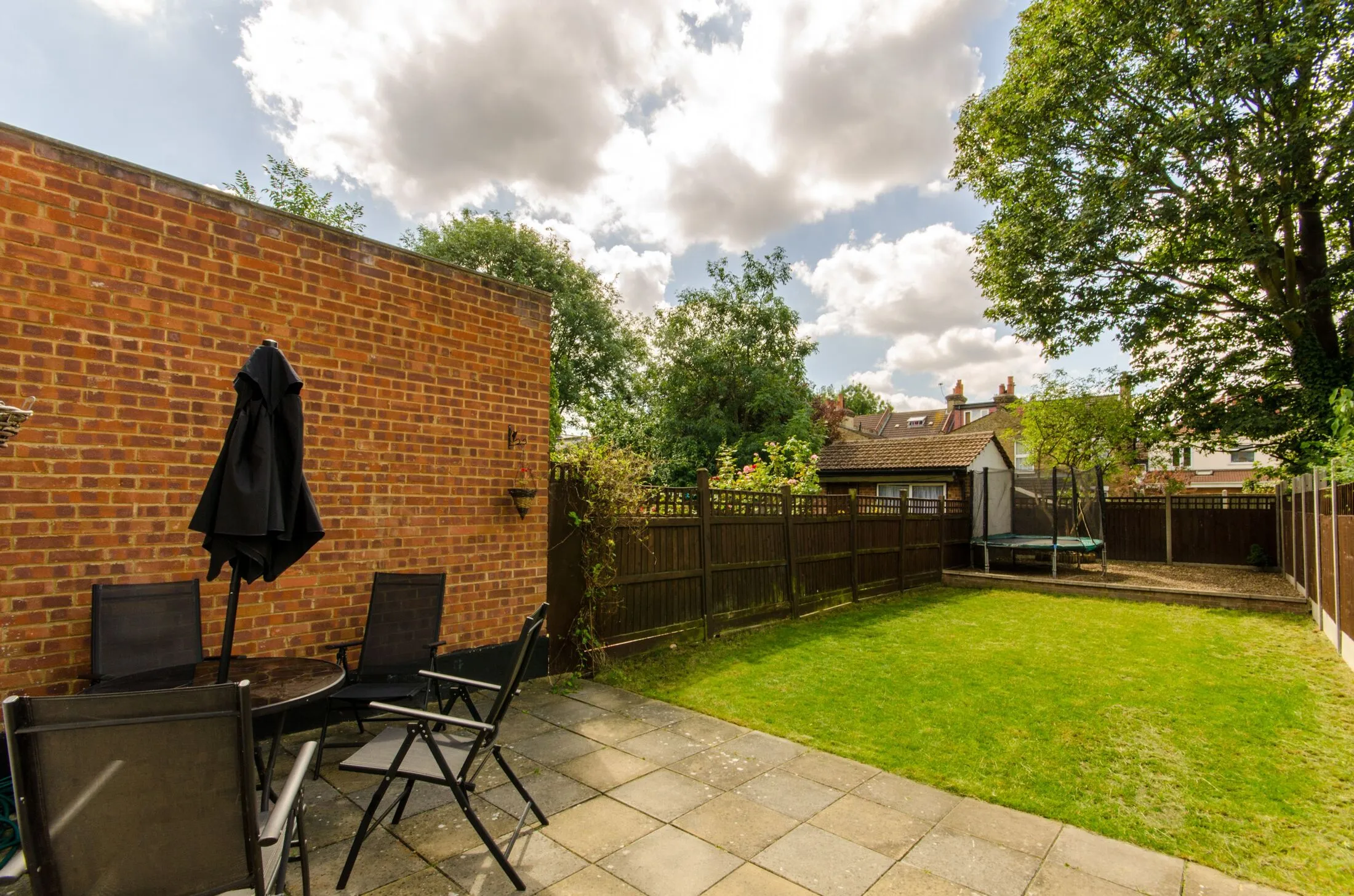 Flat Hawbridge Road in Greater London