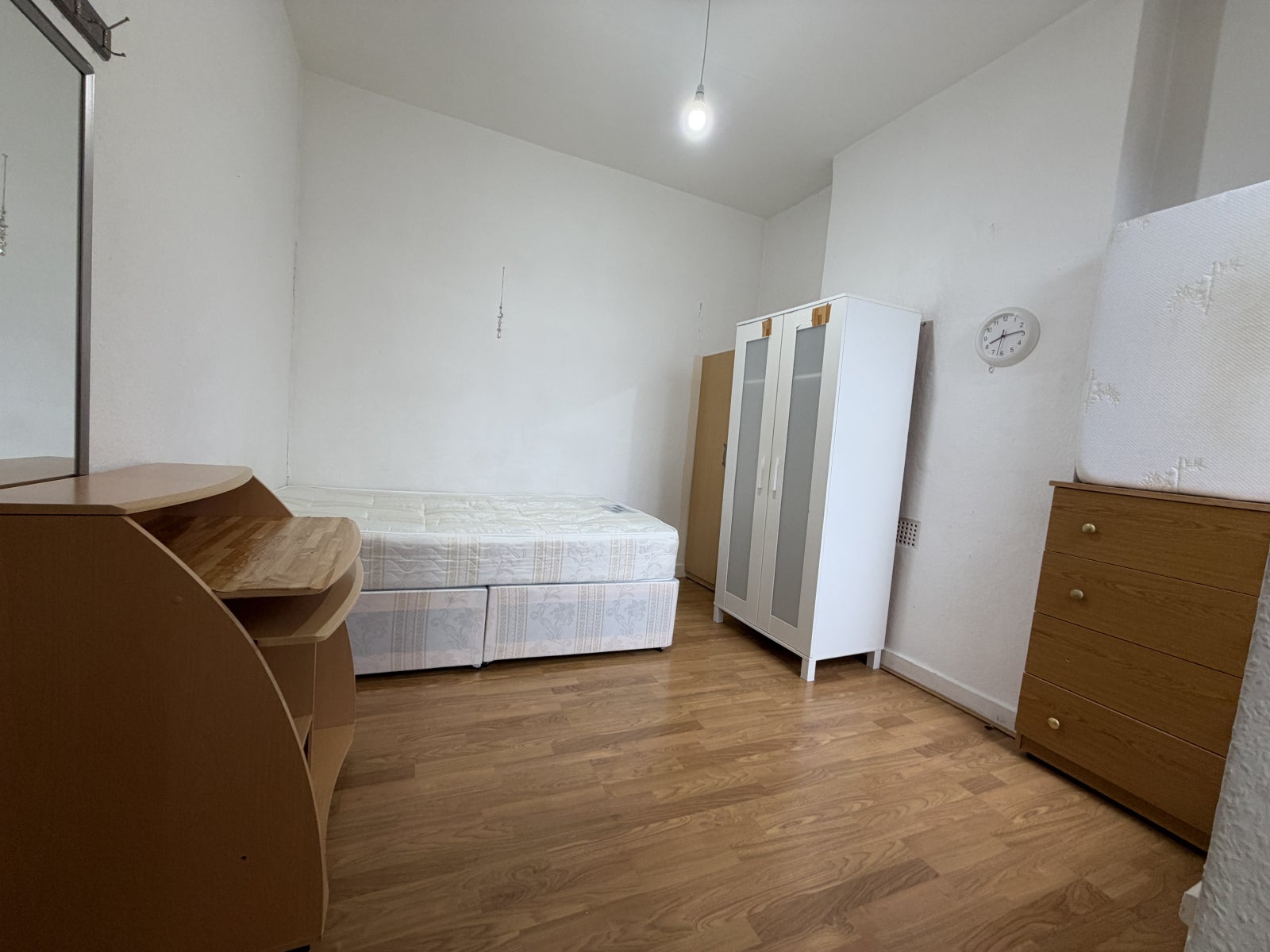 Flat Sylvan Avenue in Greater London