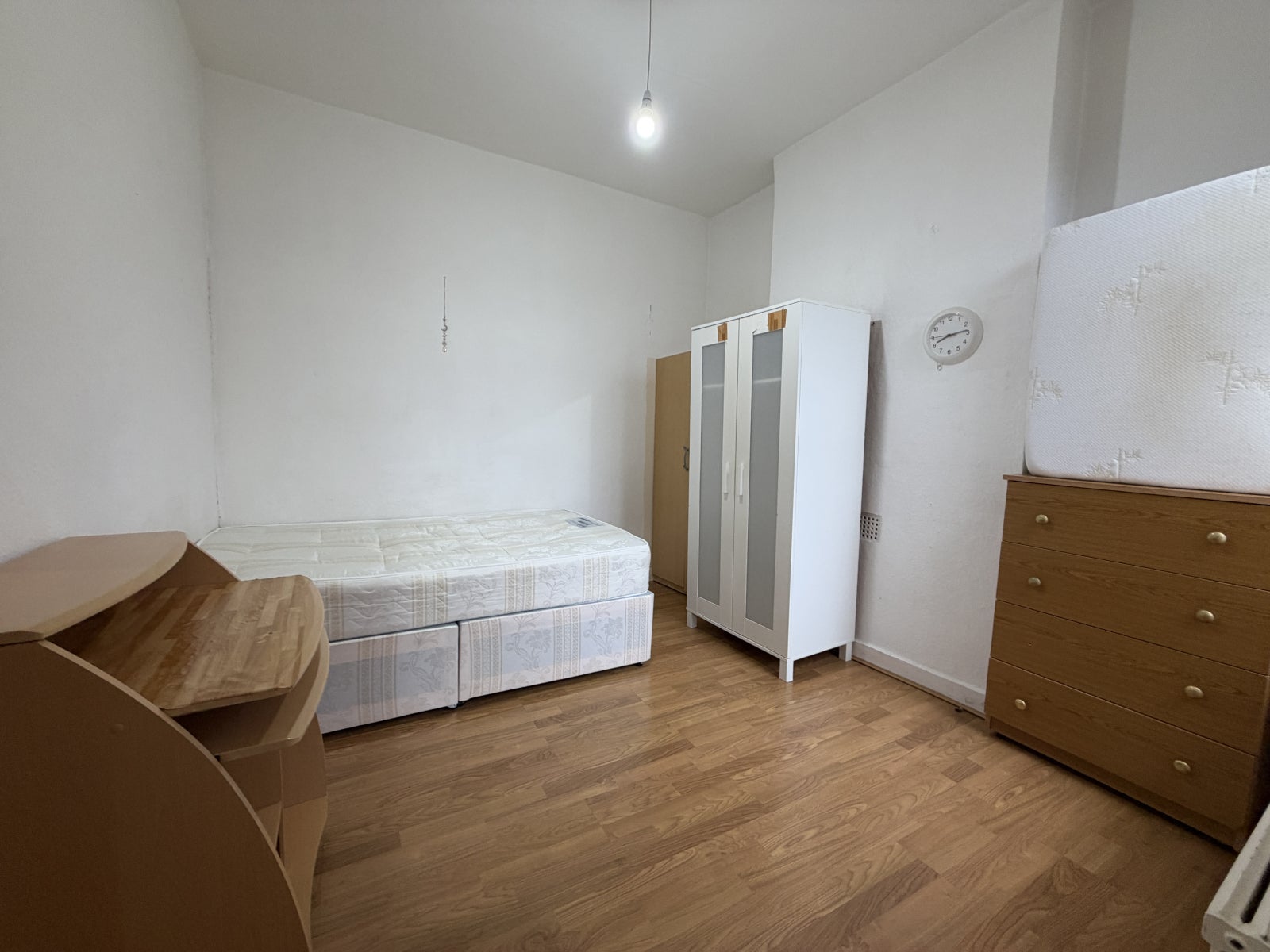 Flat Sylvan Avenue in Greater London