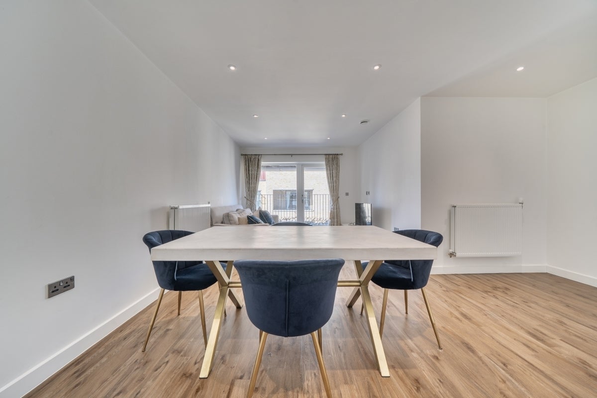 Flat Sandy Hill Road in Greater London