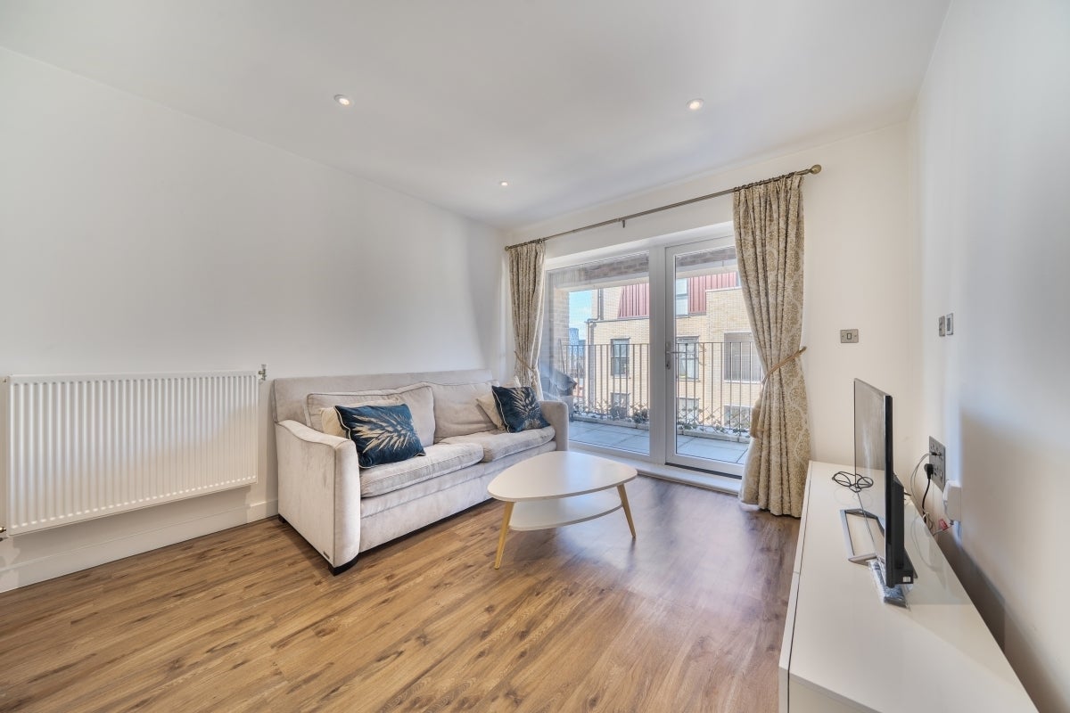 Flat Sandy Hill Road in Greater London