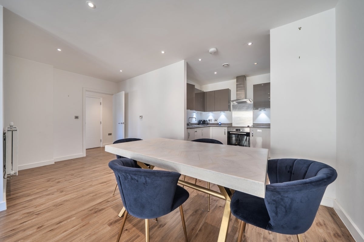 Flat Sandy Hill Road in Greater London