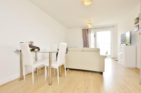 Flat Maxwell Road in Greater London