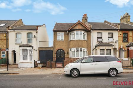 House Third Avenue in Greater London