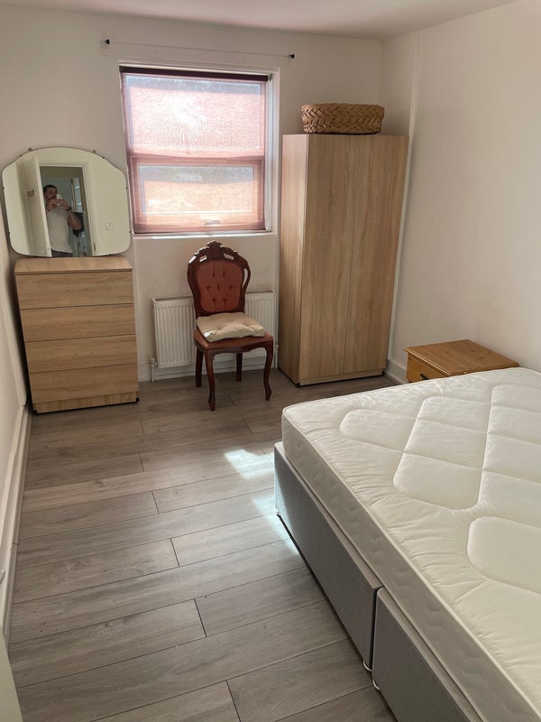 Room Vicarage Road in Greater London