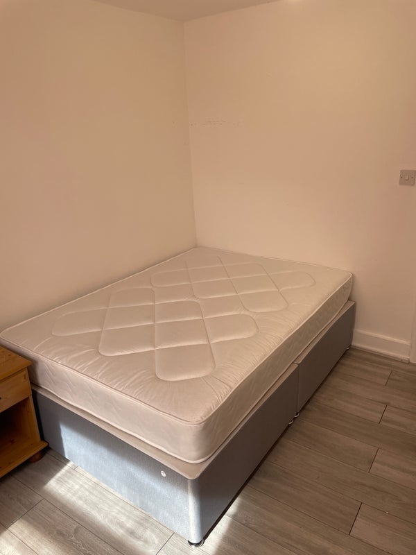 Room Vicarage Road in Greater London
