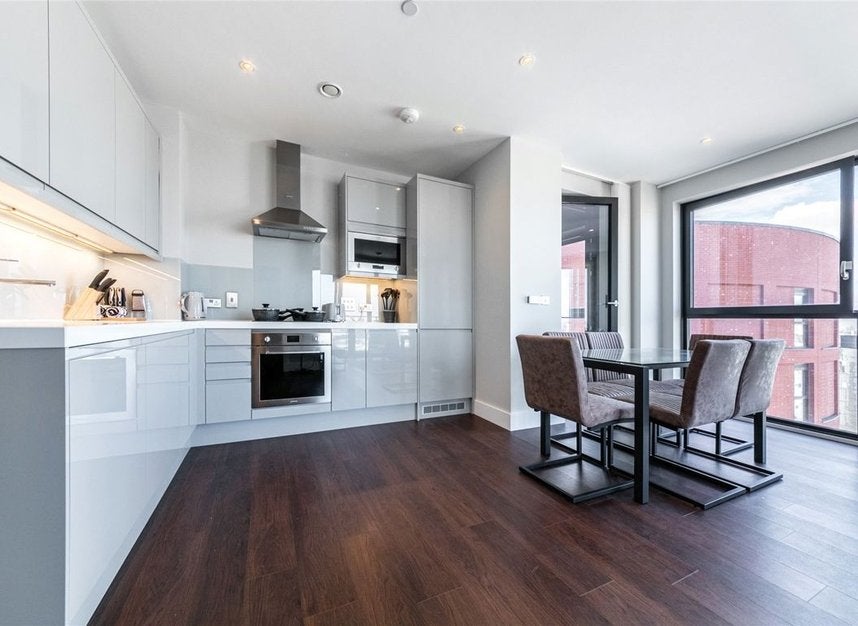 Flat Silvocea Way in Greater London