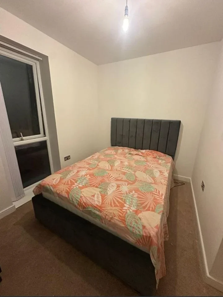 Room Handley Page Road in Greater London