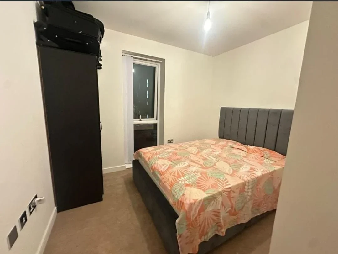 Room Handley Page Road in Greater London