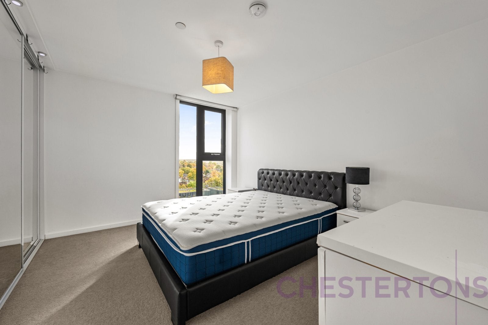 Flat Parkside Avenue in Greater London
