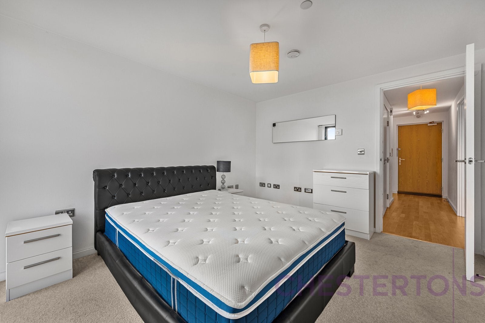 Flat Parkside Avenue in Greater London