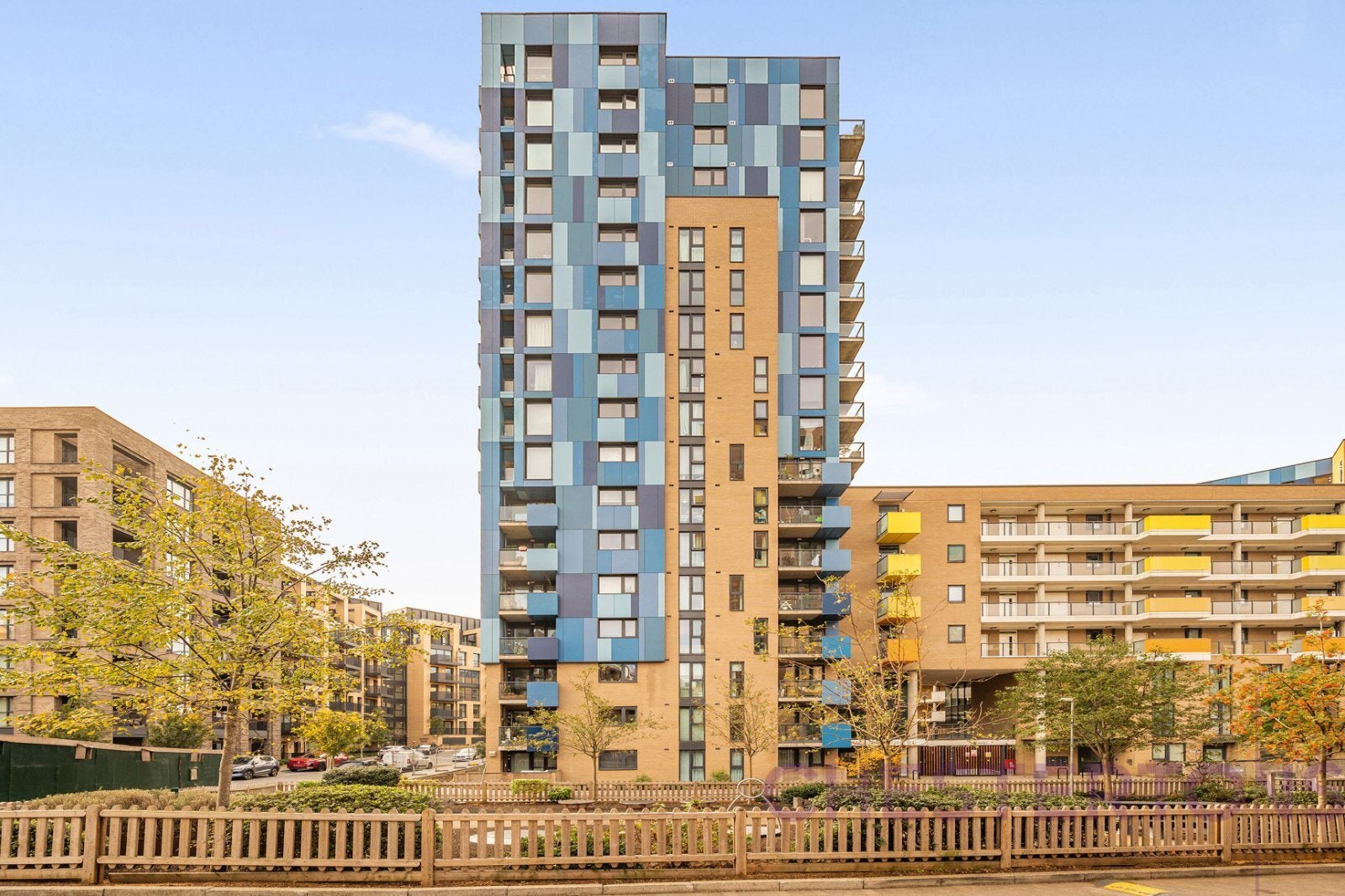 Flat Parkside Avenue in Greater London