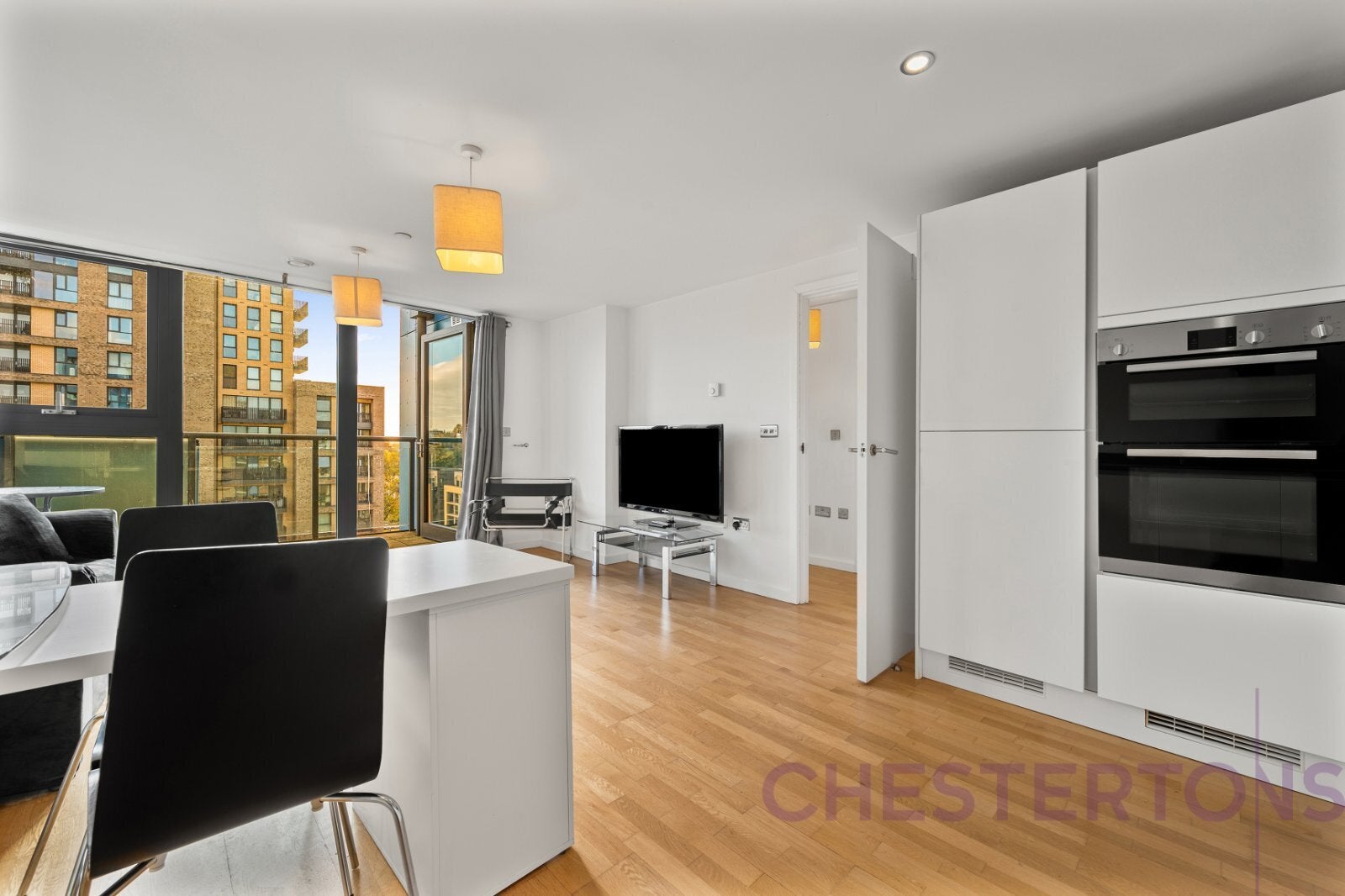 Flat Parkside Avenue in Greater London