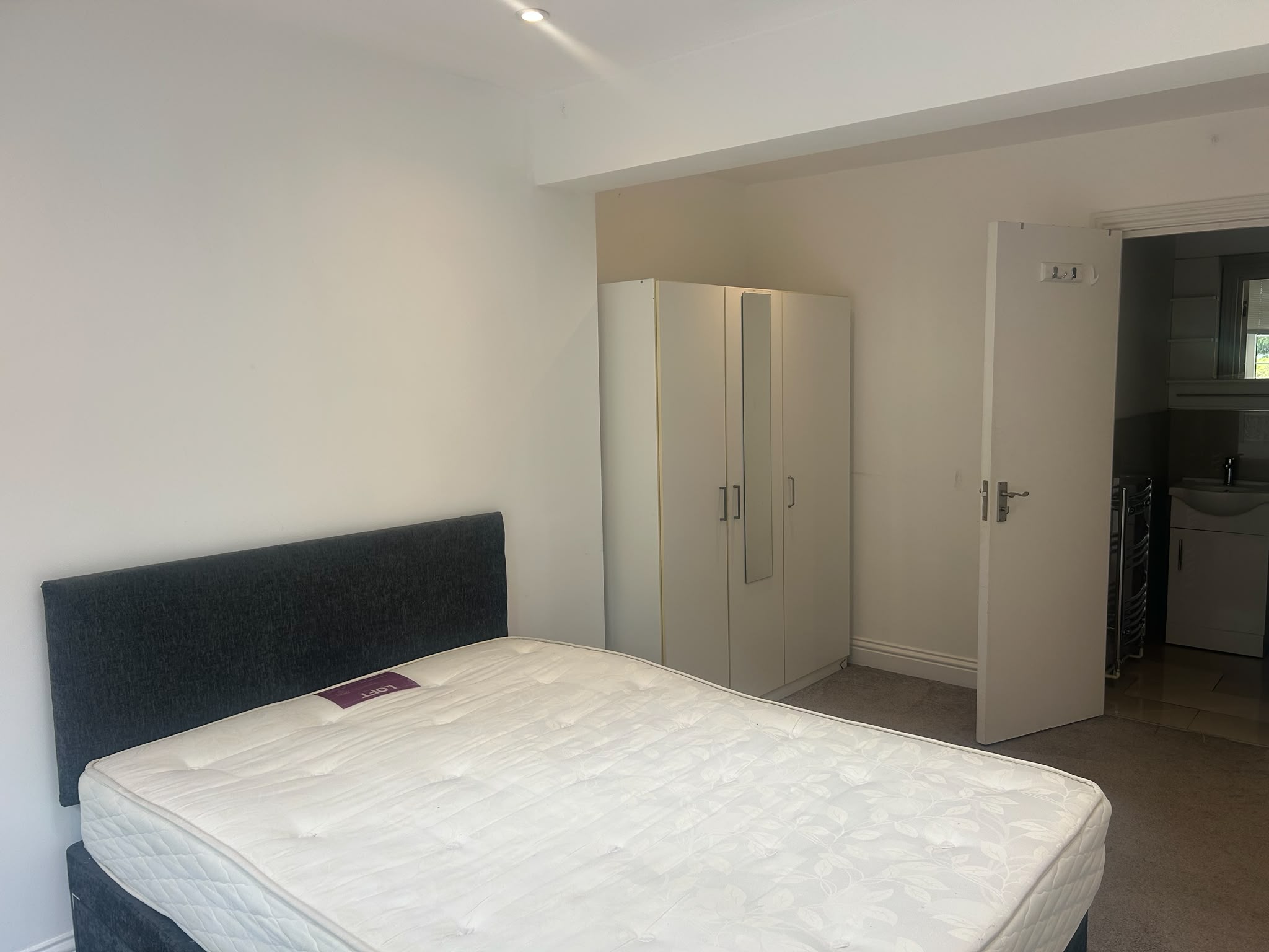 Room Cavendish Avenue in Greater London