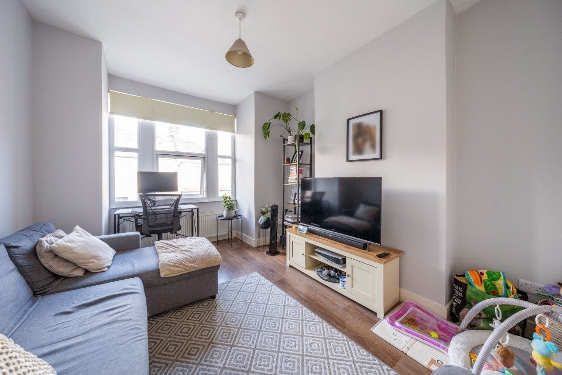 Flat Kettering Street in Greater London