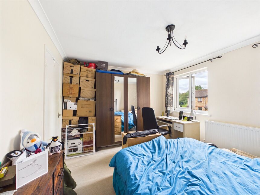 Flat Green Pond Close in Greater London