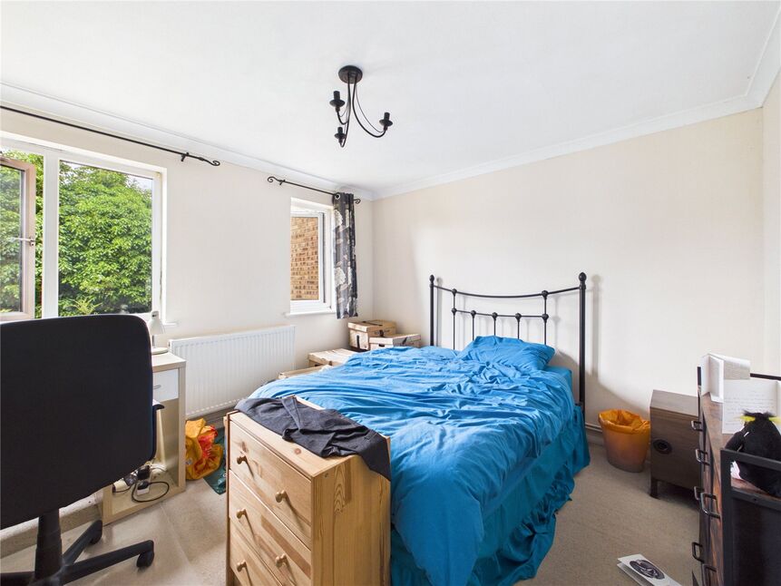 Flat Green Pond Close in Greater London