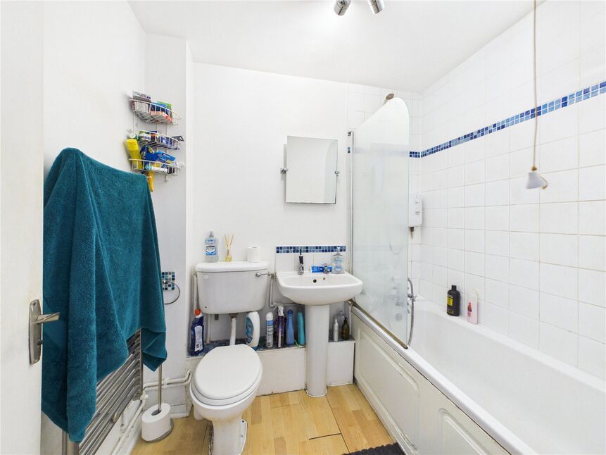 Flat Green Pond Close in Greater London