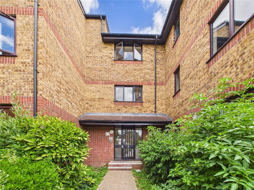 Flat Green Pond Close in Greater London
