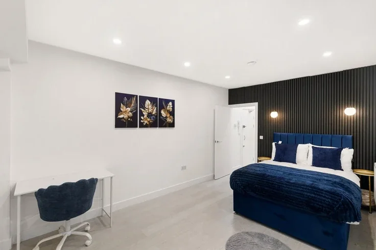 Flat Poynton Road in Greater London