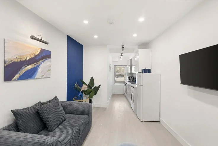 Flat Poynton Road in Greater London
