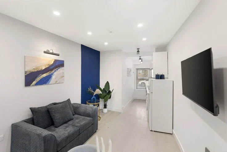 Flat Poynton Road in Greater London