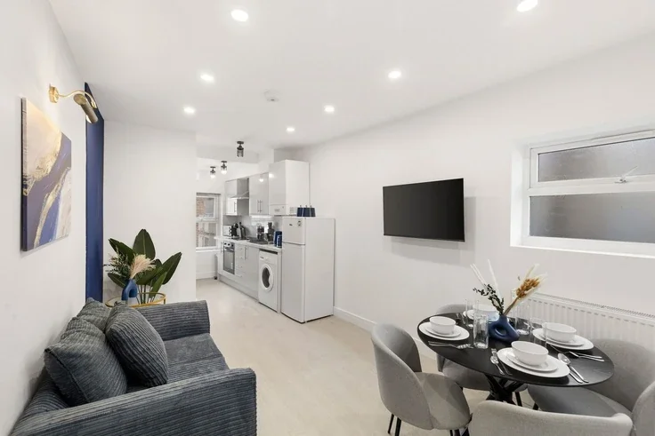 Flat Poynton Road in Greater London