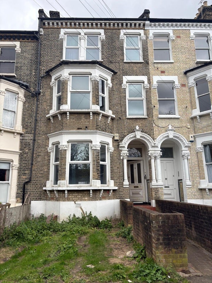 Flat Helix Gardens in Greater London