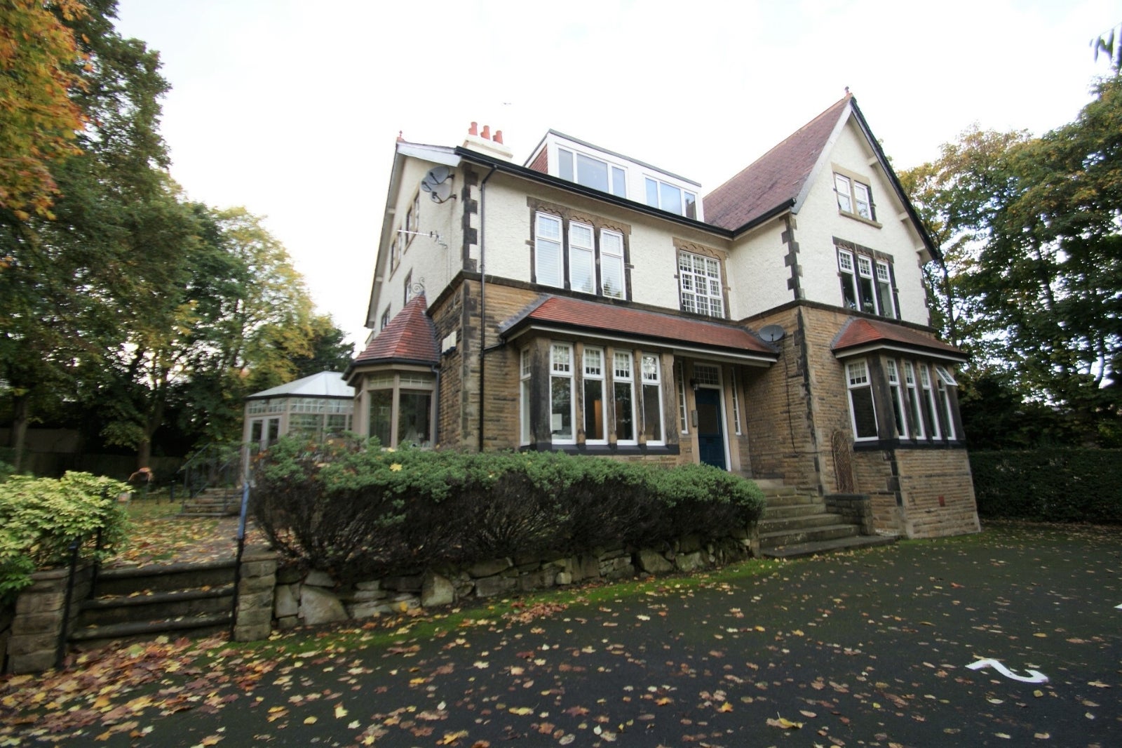 Flat North Park Road in Leeds