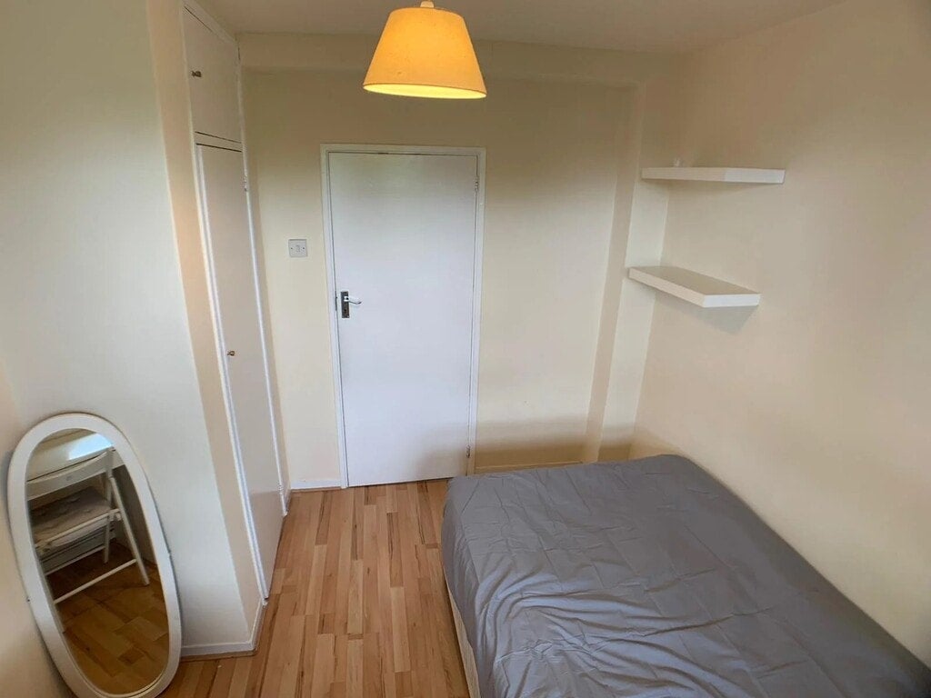 Room Sewardstone Road in Greater London