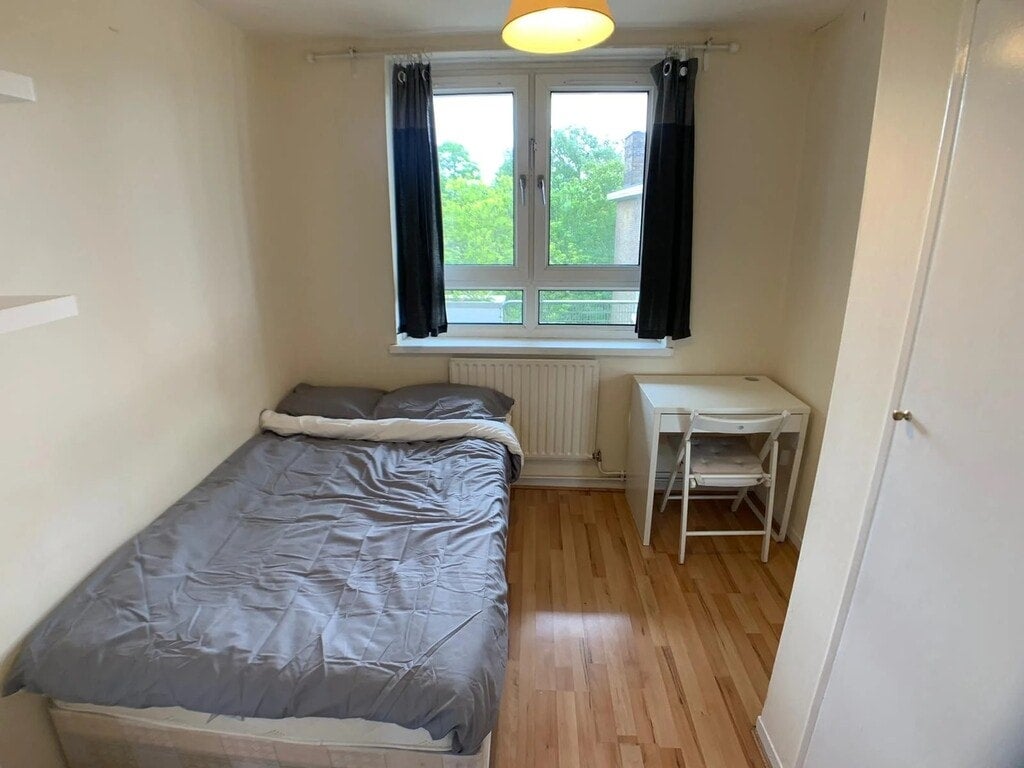 Room Sewardstone Road in Greater London
