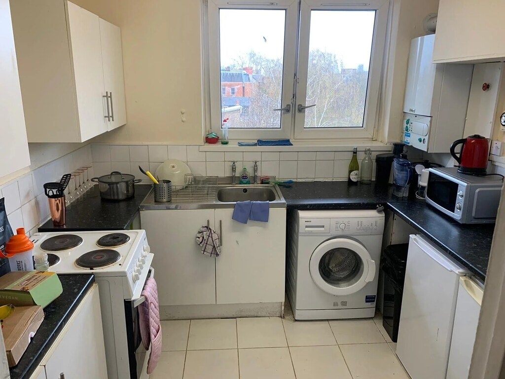 Room Sewardstone Road in Greater London