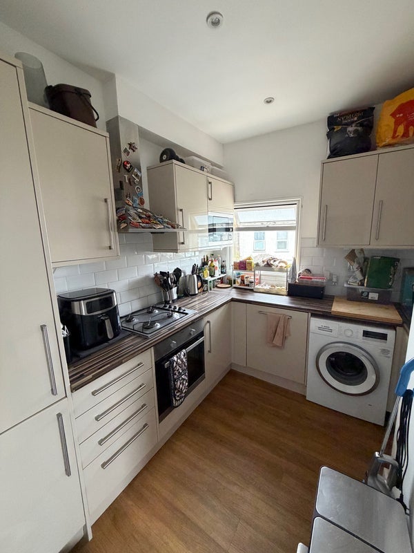 Room Caxton Road in Greater London