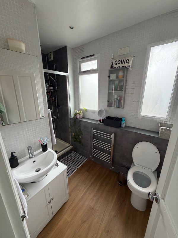 Room Caxton Road in Greater London