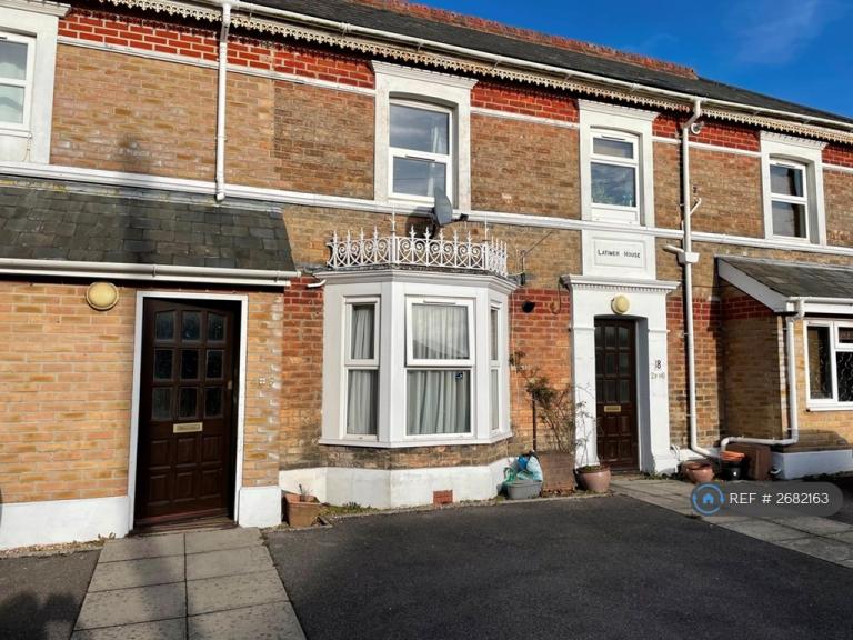 Flat Latimer Road in Bournemouth