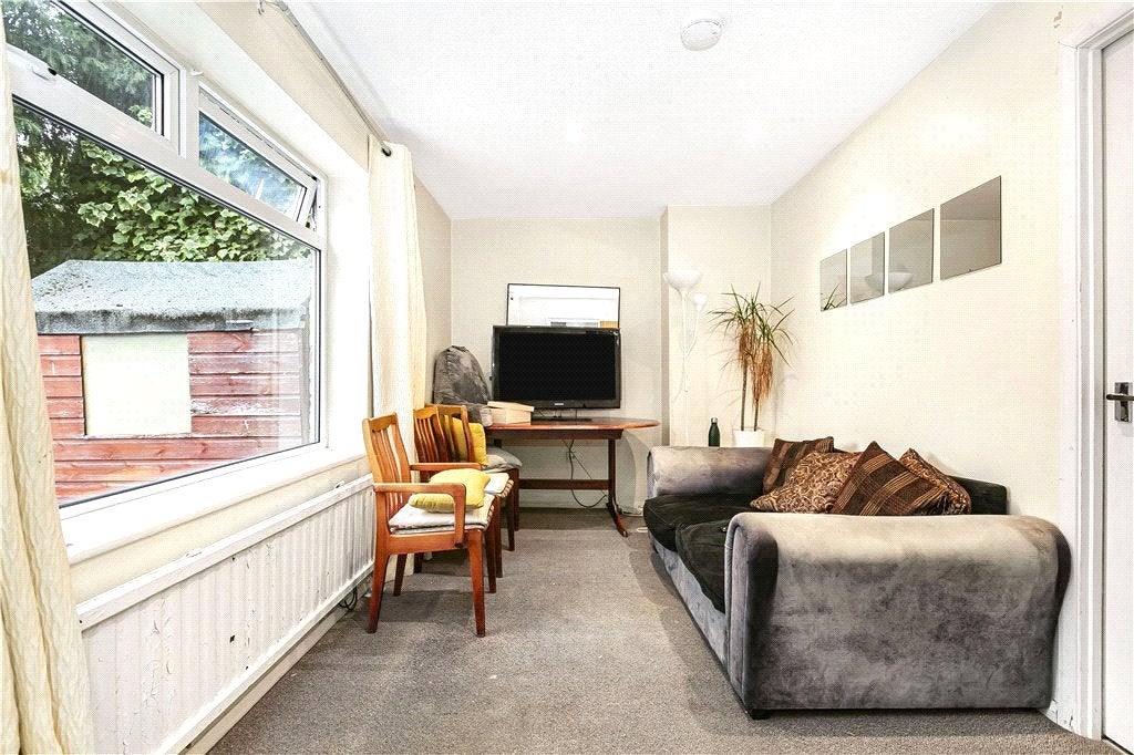Flat Victoria Street in Borough of Runnymede