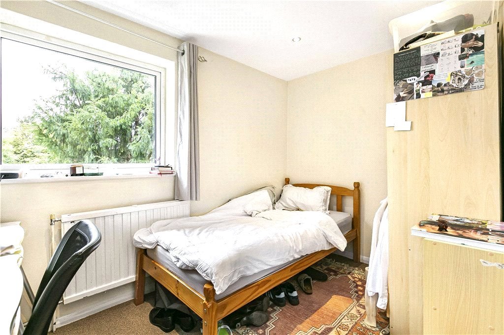 Flat Victoria Street in Borough of Runnymede