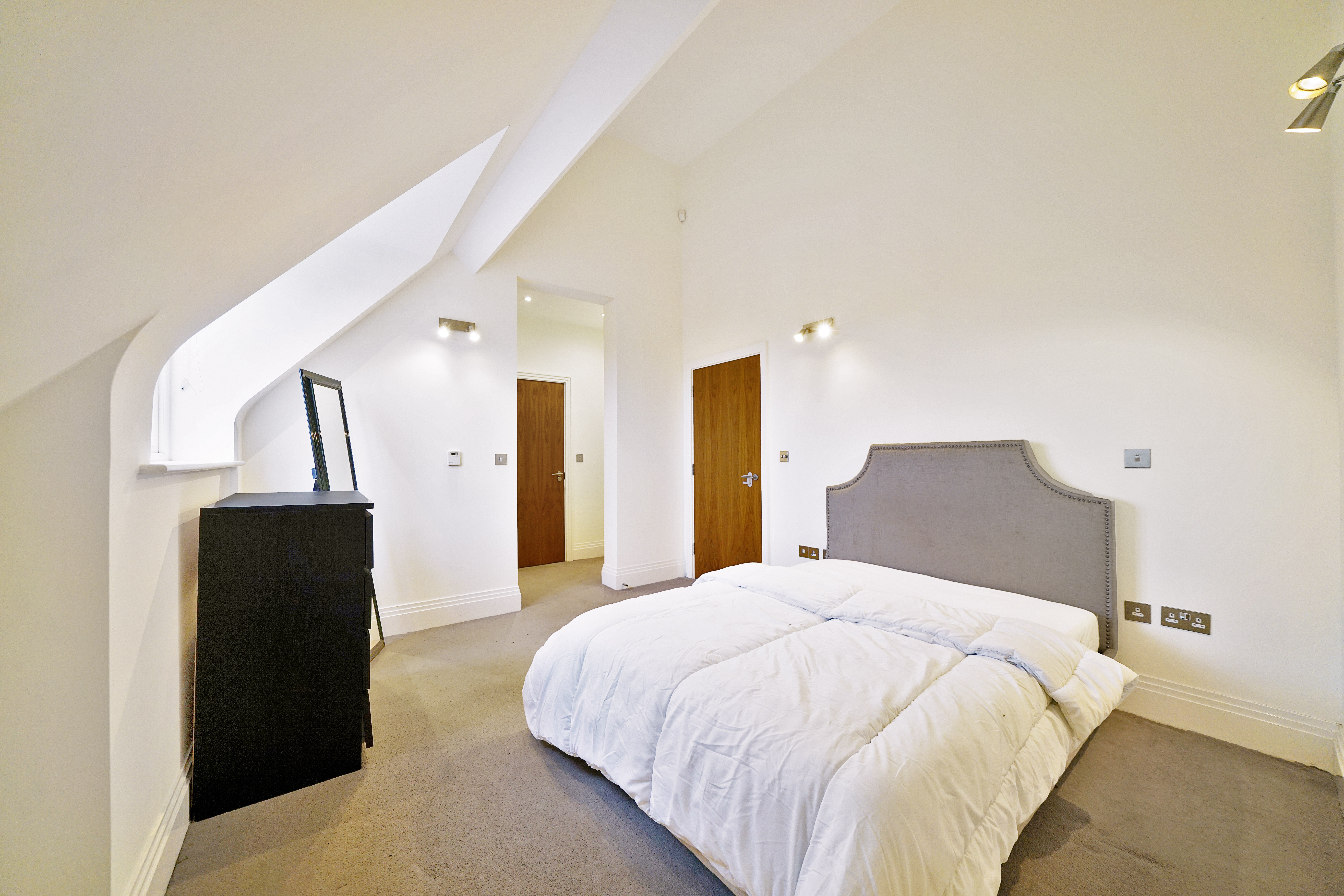 Flat Havanna Drive in Greater London